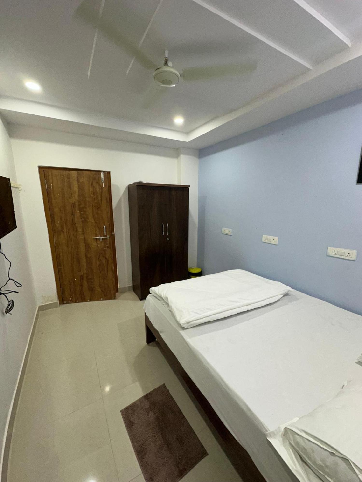 Cosmic Hotel & Guest House Gachibowli Raidurg 海得拉巴 外观 照片