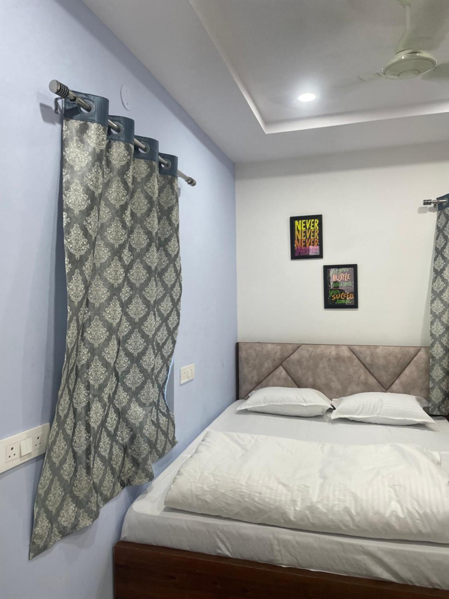 Cosmic Hotel & Guest House Gachibowli Raidurg 海得拉巴 外观 照片